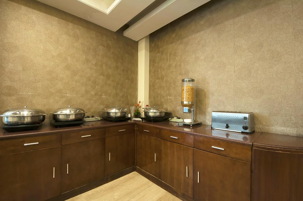 Alpina Hotels & Suites New Delhi Ngoại thất bức ảnh