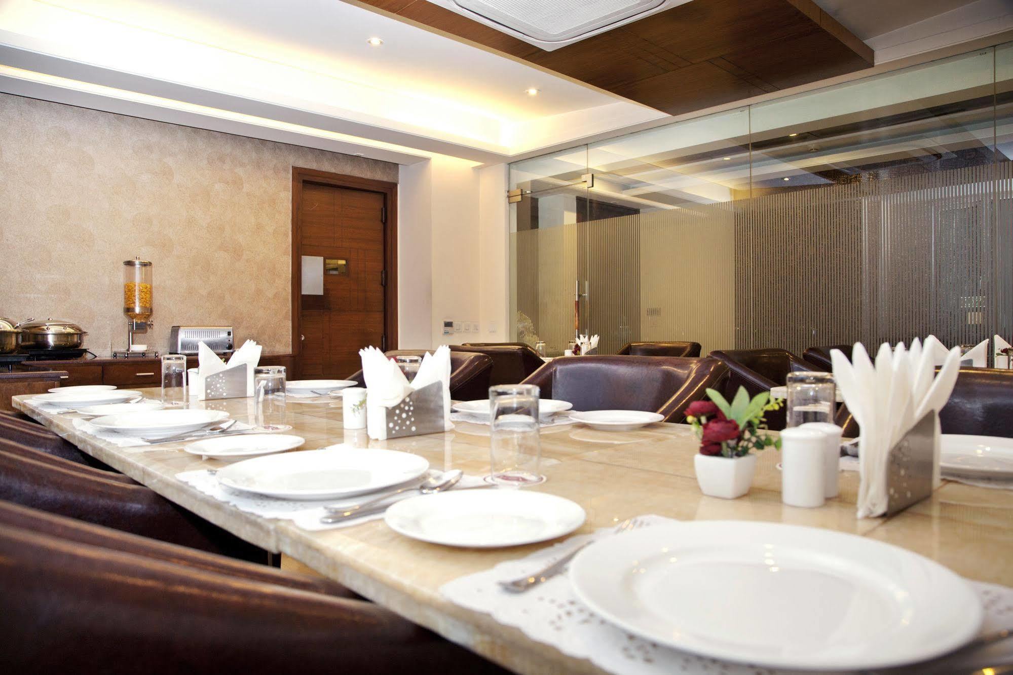 Alpina Hotels & Suites New Delhi Ngoại thất bức ảnh