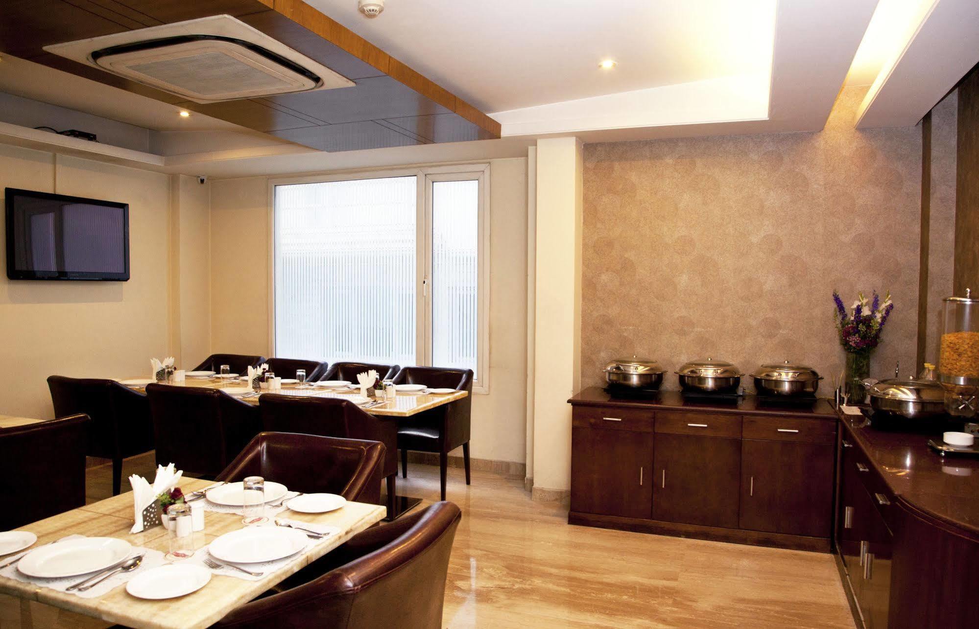 Alpina Hotels & Suites New Delhi Ngoại thất bức ảnh