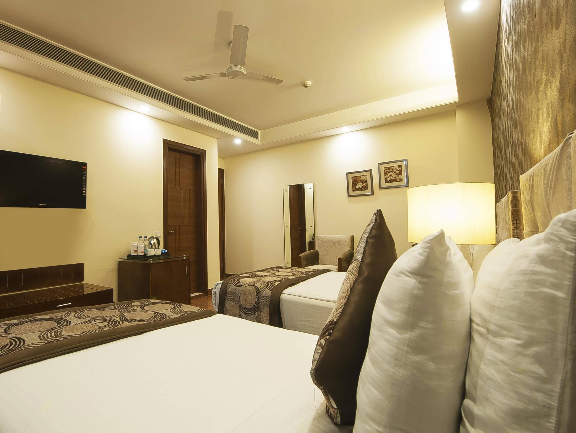 Alpina Hotels & Suites New Delhi Ngoại thất bức ảnh
