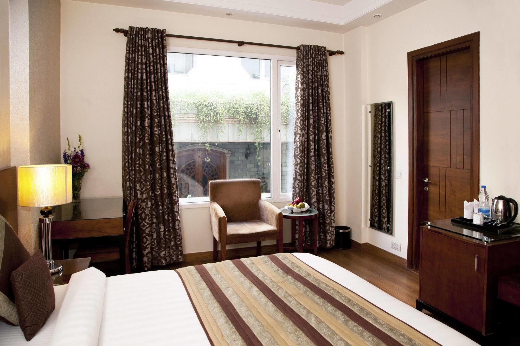 Alpina Hotels & Suites New Delhi Ngoại thất bức ảnh