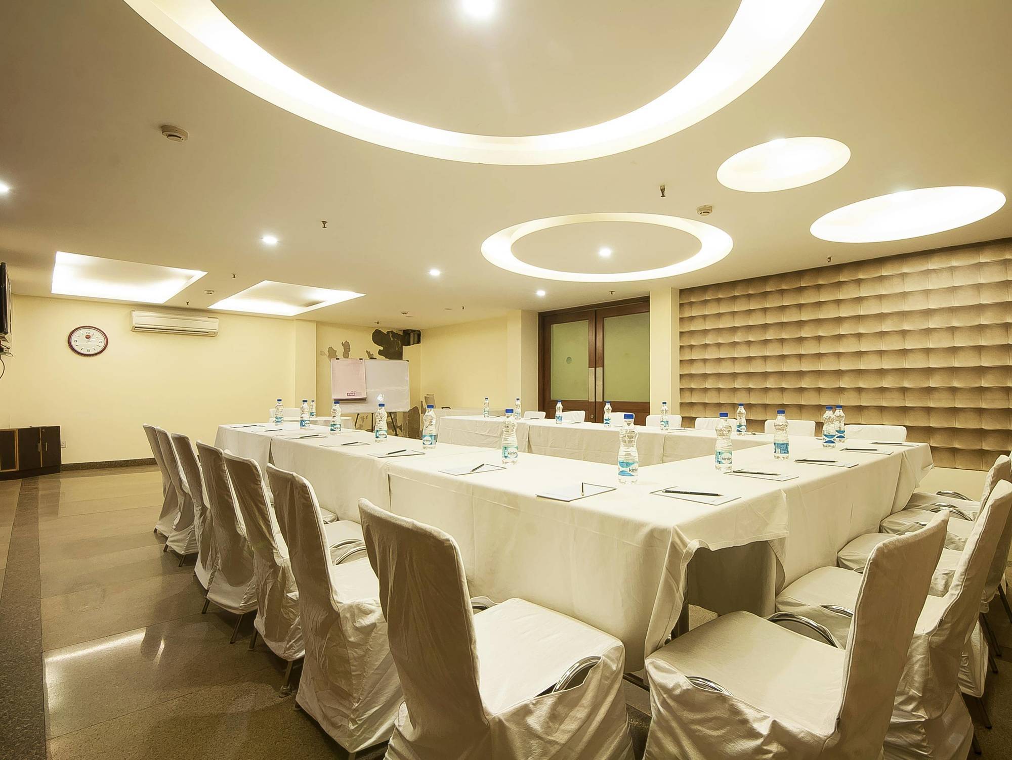 Alpina Hotels & Suites New Delhi Ngoại thất bức ảnh